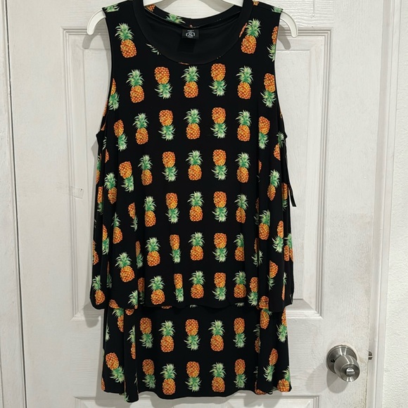 Brand new WTG Agnes Dora Black Print Fruit Sleeveless Top Size Large - Picture 2 of 9